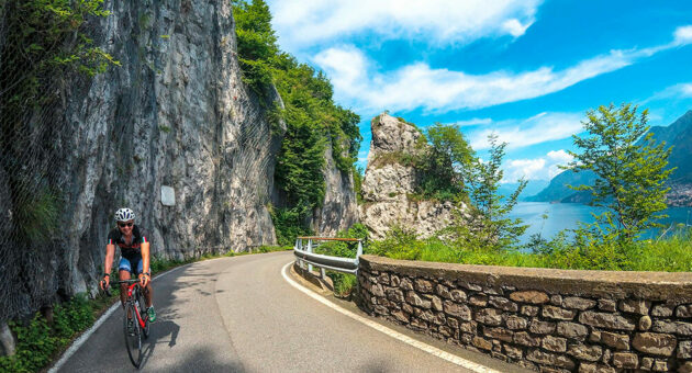 Auf den Straßen der Lombardei Rad fahren