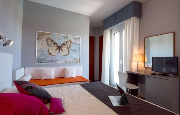 Standard-Doppelzimmer mit seitlichem Meerblick