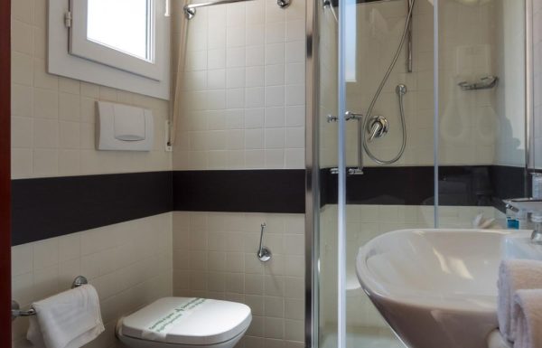 Standard-Doppelzimmer mit seitlichem Meerblick